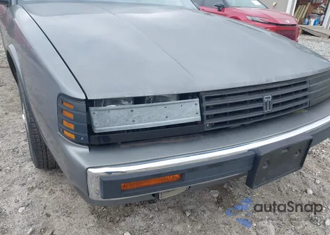 1987 Oldsmobile Toronado Brougham z USA, uszkodzony, nr VIN 1G3EZ1135HU306920